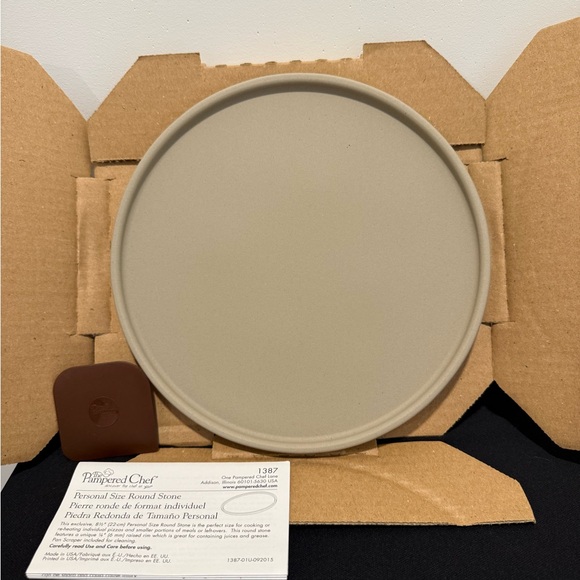 NIB Pampered Chef 1387 Personal Size Round Stone - Picture 3 of 5